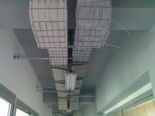 Σχάρα διάτρητη καλωδίων και τακτοποίηση καλωδίων